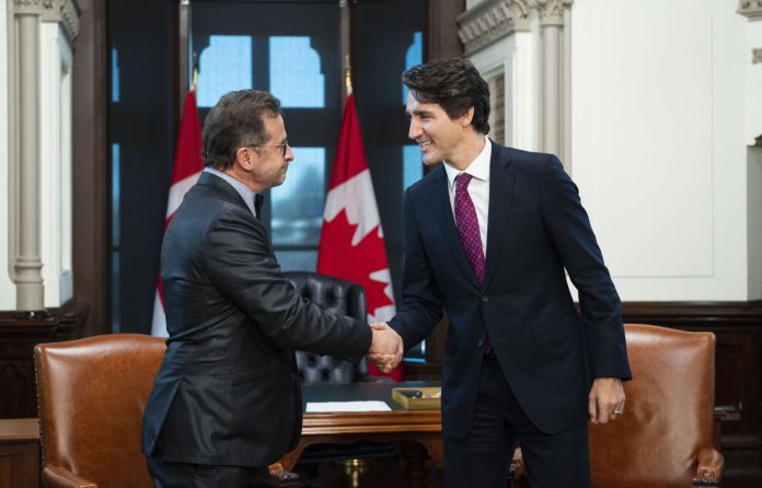 Le premier ministre Justin Trudeau s’entretient avec le chef du Bloc Québécois, Yves-François Blanchet