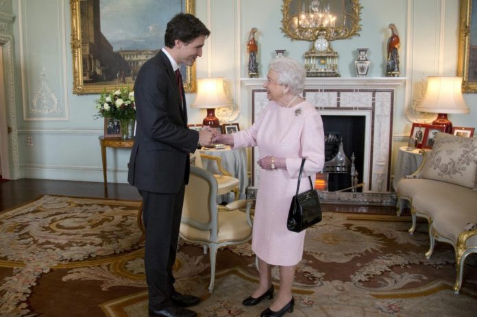 Le premier ministre Justin Trudeau s’entretient avec Sa Majesté la reine Elizabeth II