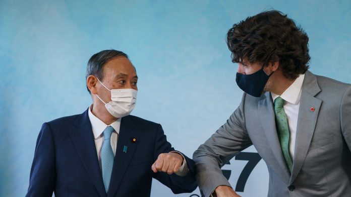 Le 13 juin 2021 Carbis Bay (Royaume-Uni) Aujourd’hui, le premier ministre Justin Trudeau a rencontré le premier ministre du Japon, Suga Yoshihide, en marge du Sommet du G7 à Carbis Bay, au Royaume-Uni. Il s’agissait de leur première rencontre en personne depuis l’entrée en fonction du premier ministre Suga. Les deux dirigeants ont souligné le partenariat stratégique entre le Canada et le Japon, y compris leur vision commune d’une région indo-pacifique libre et ouverte. Ils ont accueilli favorablement les mesures récentes visant à approfondir notre coopération en matière de paix et de sécurité dans la région, notamment la prolongation de l’opération NEON, qui représente la contribution du Canada aux efforts multinationaux visant à appuyer la mise en œuvre des sanctions du Conseil de sécurité des Nations Unies contre la Corée du Nord. Les premiers ministres ont discuté de l’importance d’une action internationale plus ambitieuse pour lutter contre les changements climatiques, notamment l’élimination progressive du charbon, et des moyens de rebâtir une économie mondiale plus durable et plus résiliente. Les deux dirigeants ont pris note des engagements respectifs du Canada et du Japon à atteindre la carboneutralité d’ici 2050, et ont salué notre coopération bilatérale croissante sur les questions d’environnement et de durabilité. Ils ont convenu de l’importance d’investir dans l’innovation pour relever les défis climatiques. Le premier ministre Trudeau et le premier ministre Suga ont évoqué les solides liens commerciaux et la coopération économique qui unissent leurs deux pays, notamment dans le cadre de l’Accord de Partenariat transpacifique global et progressiste (PTPGP), qu’ils ont salué comme un accord commercial aux normes élevées. Le premier ministre Trudeau a également exprimé son soutien à la présidence japonaise de la Commission du PTPGP en 2021. Les deux dirigeants ont discuté de la collaboration continue entre le Canada et le Japon pour soutenir la réponse mondiale à la COVID-19. Le premier ministre Trudeau a salué le leadership dont a fait preuve le premier ministre Suga à titre d’hôte du sommet de la garantie de marché (AMC) COVAX, le 2 juin dernier. Le premier ministre Suga a remercié le premier ministre Trudeau pour son engagement à fournir 220 millions de dollars supplémentaires pour permettre aux pays à faible et moyen revenu de recevoir des vaccins. Cette nouvelle contribution double l’engagement du Canada envers l’AMC. Les dirigeants ont également abordé les relations avec la Chine. Le premier ministre Trudeau a évoqué la détention arbitraire des Canadiens Michael Kovrig et Michael Spavor. Il a exprimé son soutien à l’égard des mesures entreprises par le premier ministre Suga pour assurer le retour de citoyens japonais enlevés par la Corée du Nord. Les premiers ministres ont convenu de continuer à travailler ensemble au sein du G7 et d’autres tribunes internationales pour défendre l’ordre international fondé sur des règles. Le premier ministre Trudeau et le premier ministre Suga ont souligné le partenariat solide entre le Japon et le Canada, notamment leurs valeurs communes et les liens dynamiques entre leurs populations. Le premier ministre Trudeau a exprimé son soutien aux efforts déployés par le Japon pour assurer la tenue en toute sécurité des Jeux olympiques et paralympiques cet été. Liens connexes Relations Canada-Japon G7 2021 – Royaume-Uni (en anglais seulement) Le Canada annonce un soutien supplémentaire pour assurer un accès équitable aux tests de dépistage, aux traitements et aux vaccins contre la COVID-19 Accord de Partenariat transpacifique global et progressiste (PTPGP) Opération NEON